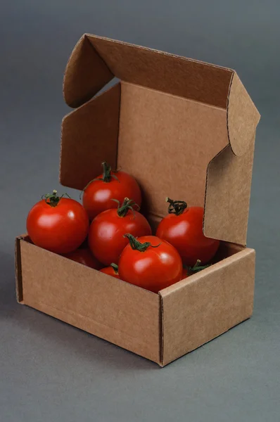 Rode tomaten in het vak. — Stockfoto