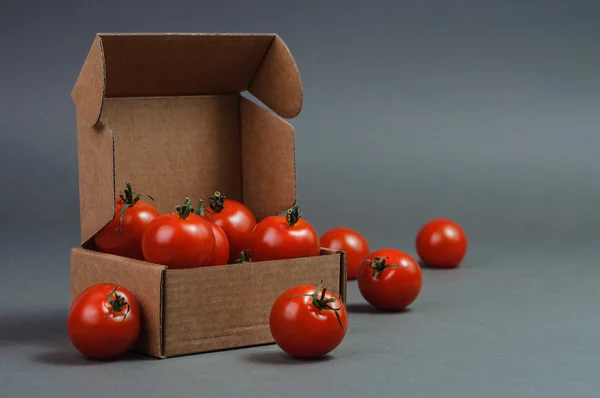 Червоні помідори в коробці . — стокове фото