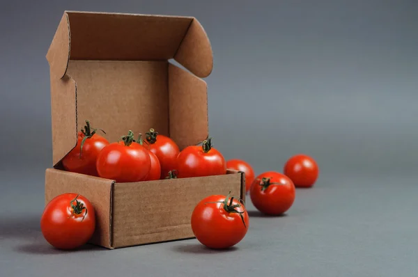 Rote Tomaten in der Schachtel. — Stockfoto
