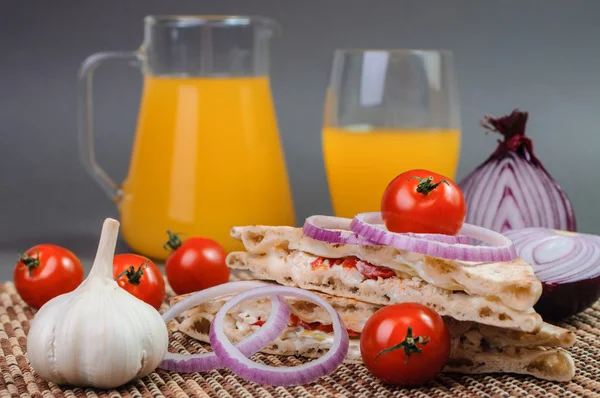 Red tomatoes, garlic and orange juice. — Stock Photo, Image