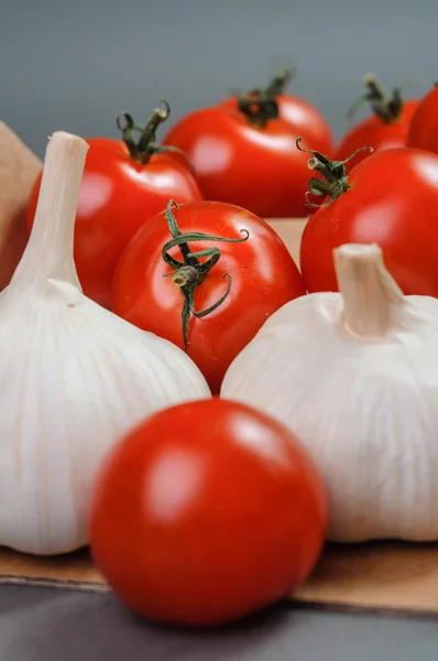 Fresh tomatoes and garlic. — Stock Photo, Image