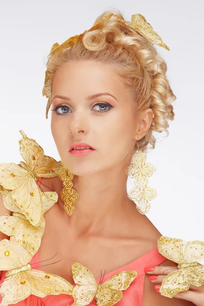 Retrato de mujer rubia con mariposas — Foto de Stock