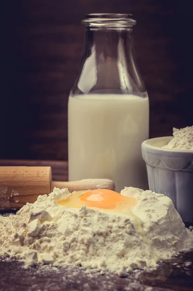 Mehl mit Eiern und einer Flasche Milch. — Stockfoto