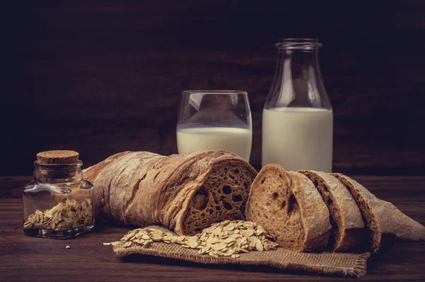 Leite e pão integral — Fotografia de Stock