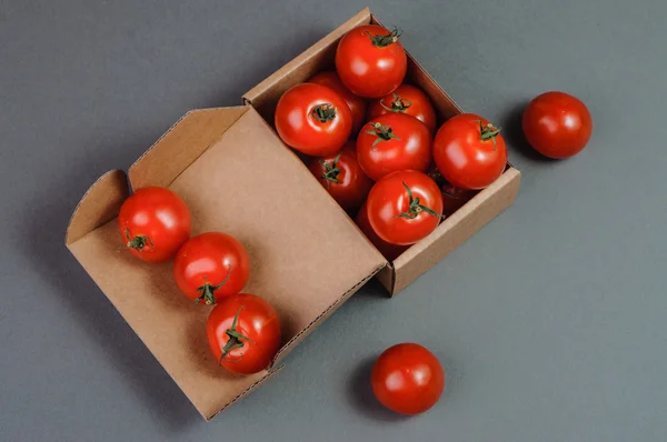 Rote Tomaten in der Schachtel. — Stockfoto