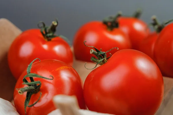 Rode tomaten in het vak. — Stockfoto