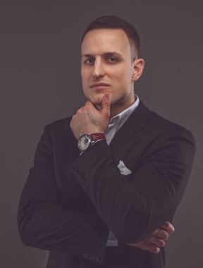 siyah ceketli yakışıklı adamı