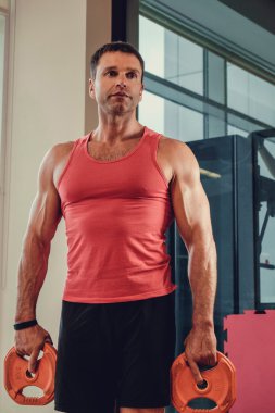 kaslı adam kırmızı tişört.