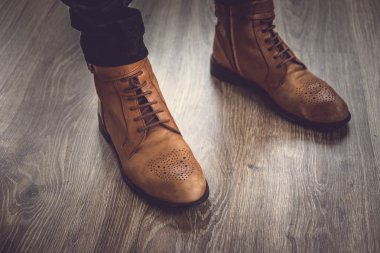 Adamın klasik kahverengi Ayakkabı.