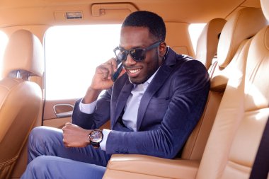 Arabadaki Smartphone'da konuşan adam.