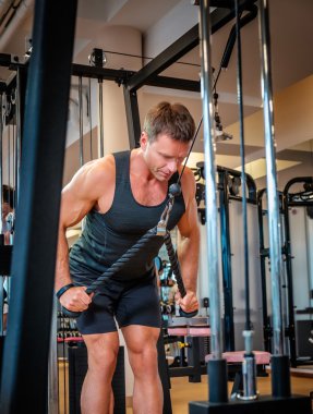 Kaslı adam dayanıklılık egzersizleri yapıyor