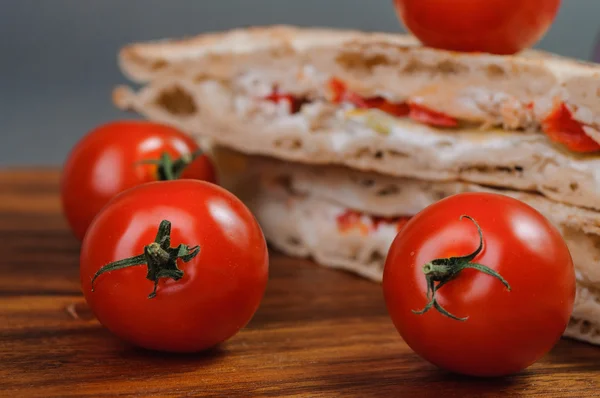 Sanduíche saboroso e tomates frescos . — Fotografia de Stock