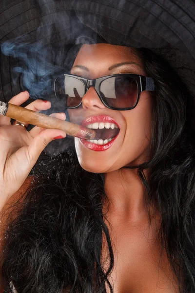 Vrouw in zonnebril een sigaar roken. — Stockfoto