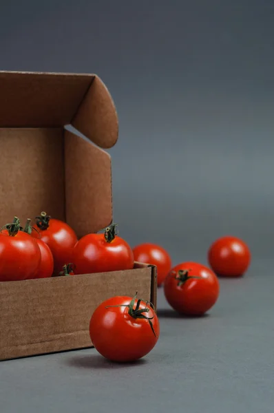 ボックスで赤いトマト. — ストック写真