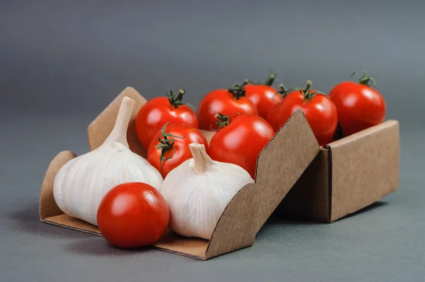 Fresh tomatoes and garlic. — Stock Photo, Image