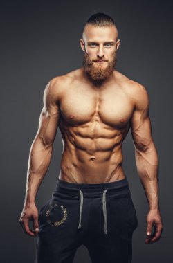 Sakallı gömleksiz kaslı adam