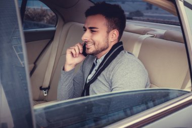 smartphone üzerinde konuşan adam