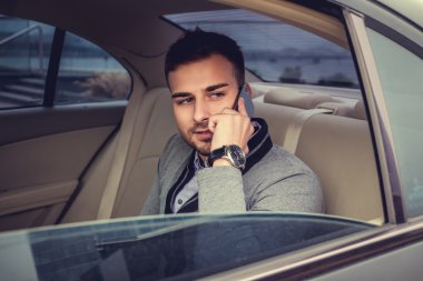 smartphone üzerinde konuşan adam