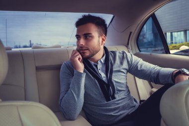 smartphone üzerinde konuşan adam