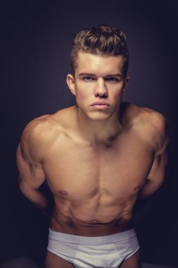 Beyaz külot içinde kas adam