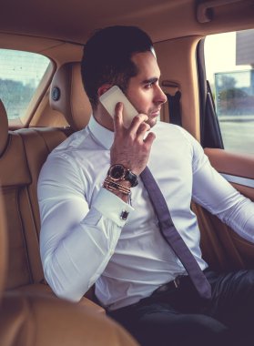 smartphone üzerinde konuşan adam
