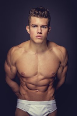 Beyaz külot içinde kas adam