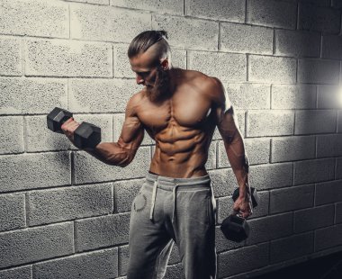 pazı egzersizleri dumbbells ile yapan erkek