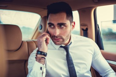 smartphone üzerinde konuşan adam