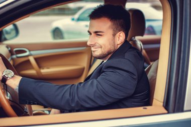 Casual adam bir araba kullanıyor