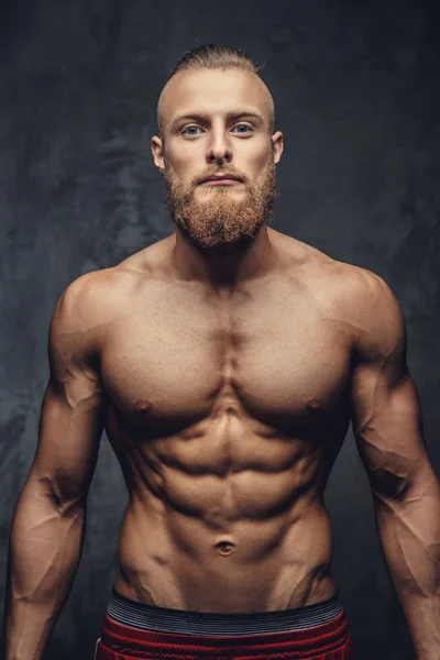 Bar överkropp muskulös man med skägg — Stockfoto