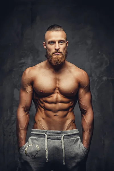 Bar överkropp muskulös man med skägg — Stockfoto