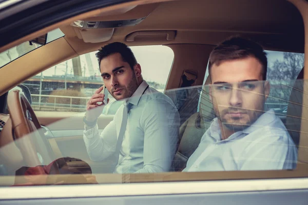 Dois tipos modernos no carro. — Fotografia de Stock