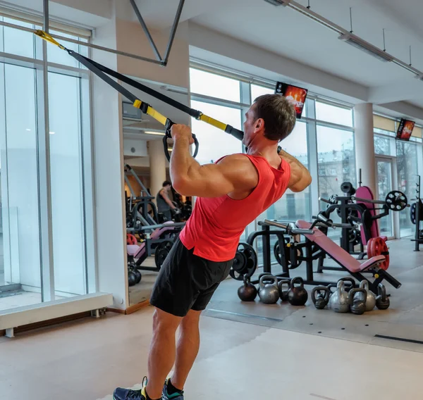 Svalnatý muž dělá triceps cvičení — Stock fotografie