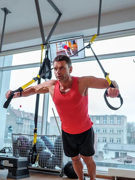 Uomo muscolare che fa esercizi tricipiti — Foto Stock