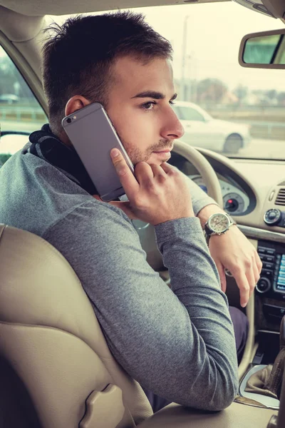 Man talking on smartphone — Stock Photo, Image