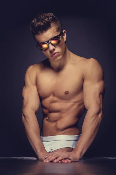 Homme musclé torse nu avec des lunettes de soleil — Photo