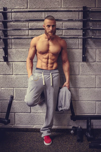 Hombre de fitness posando en un club de gimnasio — Foto de Stock