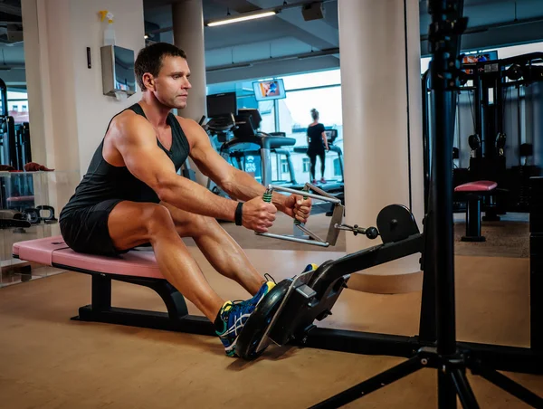 Hombre muscular haciendo ejercicios de tríceps —  Fotos de Stock