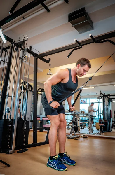 Muskularny mężczyzna robi triceps ćwiczenia — Zdjęcie stockowe