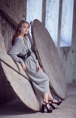 Gri elbiseli ince kadın