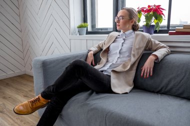 gözlük pencere yakınındaki kadında