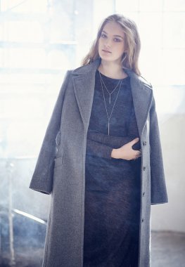 Siyah elbiseli kadın.