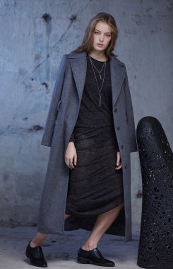 Siyah elbiseli kadın.