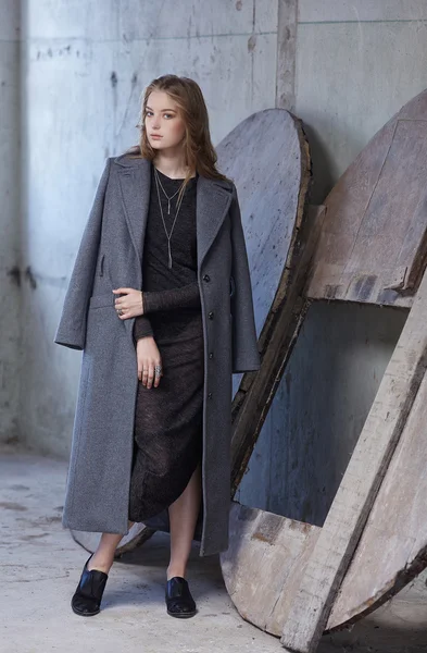 Mujer en un vestido negro —  Fotos de Stock