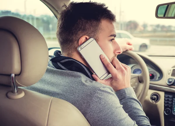 Homem falando no smartphone — Fotografia de Stock