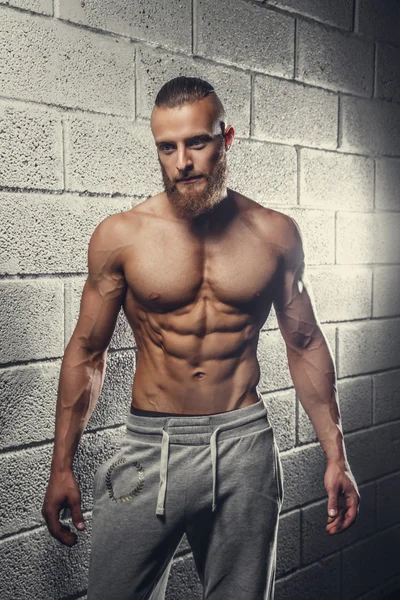 Półnagi muskularny mężczyzna z brodą — Zdjęcie stockowe