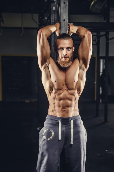 Fitness homme posant dans un club de gym — Photo