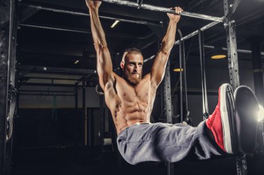 Sakallı gömleksiz kaslı adam