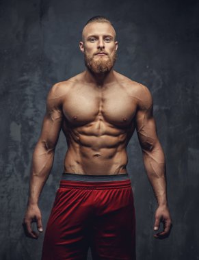 Sakallı gömleksiz kaslı adam