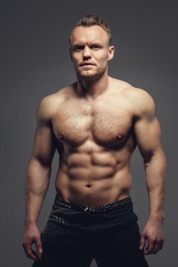 Onun atletik gövde gösterilen bir adam.
